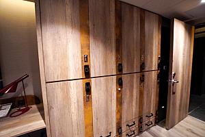 1人1つあるロッカー(タオルあり)とシューズボックス