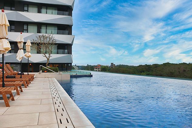 海みたいなインフィニティプール