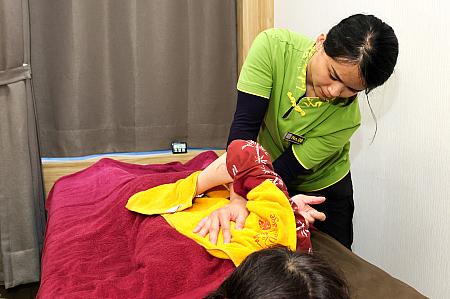 動いた関節のまた別の角度から指圧