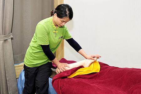 動いた関節のまた別の角度から指圧