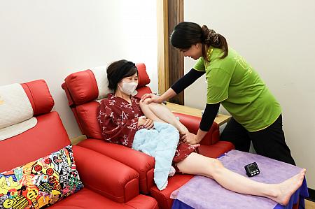 最後は筋を伸ばして足裏マッサージ終了