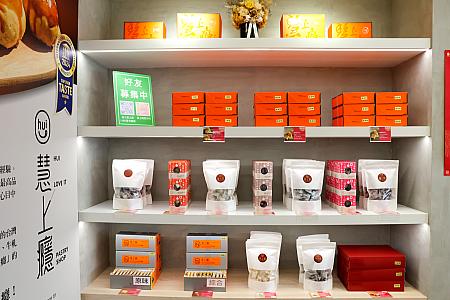 こぢんまりとした店内には、商品がずらり並んでいます。日本人インフルエンサー・tatsuyaさんもおすすめしている人気店ですよ～！