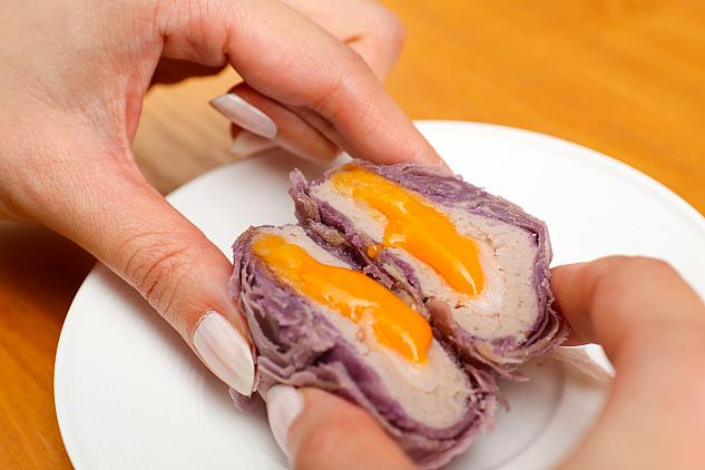 流心芋頭酥の卵黄クリームは、実際には火が通っているのですが、税関にチェックされる場合があるので滞在中ホテルでおやつにして食べてしまうのがおすすめです　