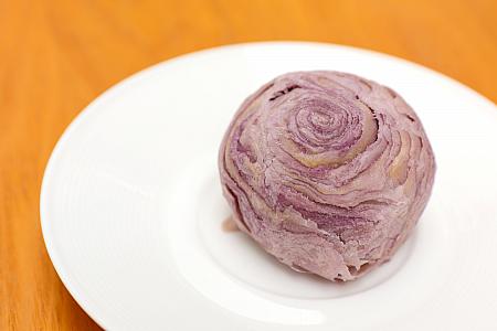 何層にも重なりほろっほろのパイ生地とその周りを包む餅生地、中心から溢れ出る卵黄クリームがクセになる流心芋頭酥(タロイモケーキ)