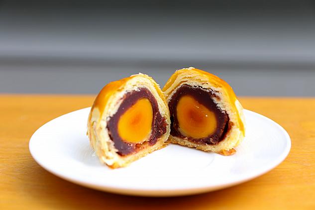 紅土鹹蛋黃酥の美しい断面に食欲がそそられます