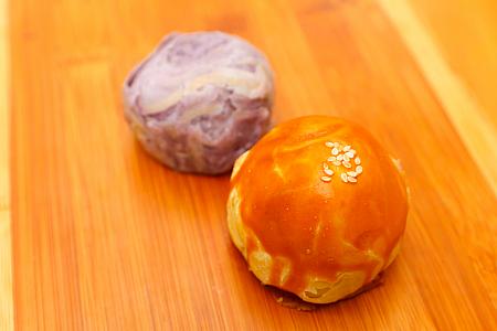 紅土鹹蛋黃酥(黄卵入り月餅)と流心芋頭酥(タロイモケーキ)は一度試してみて！中華菓子のおいしさにメロメロになっちゃいますよ