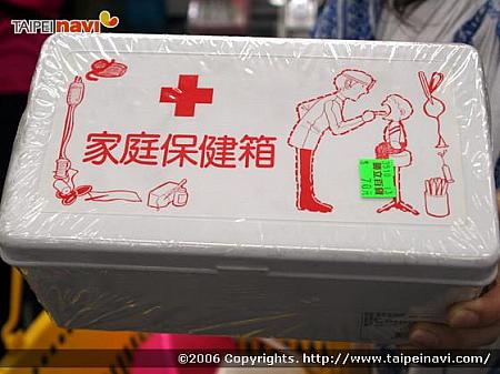 香港でゲットした経験があるという「救急箱」。おおのさんが手にすると、なんだか特別かわいく見えるのは何故？