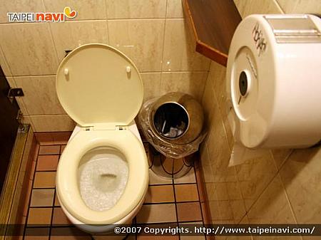 ▲ 大きなゴミ箱が目立つように置いてあるのも台北トイレの特徴カモ