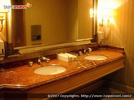 国賓ホテルのおトイレは客室バスルームのような雰囲気