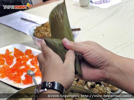 （３） お米の入った部分をキュッと握り余った葉っぱの部分を手のひらでたおして蓋に
　　　します。