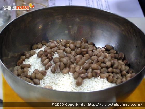 （４） お米は洗って水をしっかり切り、ピーナッツと豚の煮汁を入れて混ぜます。
　　 （煮汁は混ぜ終わったら余計な水分は捨てましょう。）