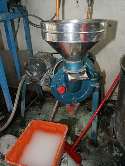 この機械でお米を擦って米漿を作ります。