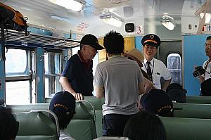 キャップをかぶって立っている方が元蒸気機関車の運転手さん、後姿が長野さん