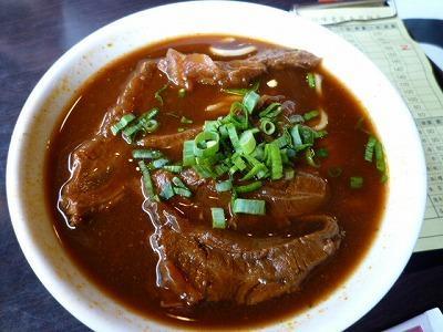 「川味老張牛肉麺」の「番茄牛肉麺」はトマト入り。牛肉やわやわ～。