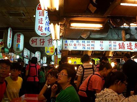 機内食もしっかり食べたので、あんまりおなかはすいていなかったですが、一応牡蠣、エビ入りの「綜合卵焼き」と「天婦羅」を買ってつまみました。 う～ん、台湾に来たって感じ！