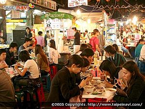 食べ物屋台は通りの中央に集中。お客さんの数もすごいものです。