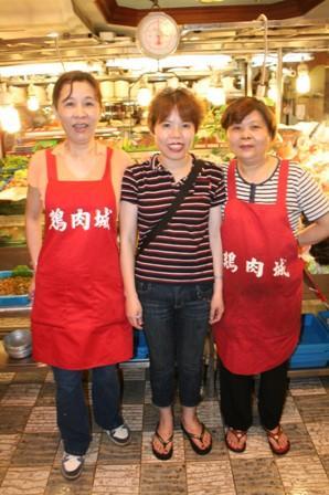 日本語も少しできるお店の元気のいいおばちゃんたち。注文はお任せしゃおう！ とってもローカルで観光客もまばらなのがイイんです。
