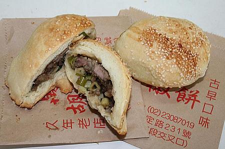 MRT「龍山寺」駅出口3近くにある胡椒餅がおいしいことでも有名。