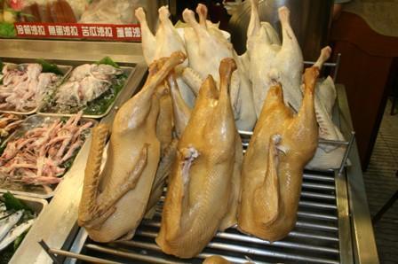 遼寧街は海鮮店がメインで、その中でも名実ともに人気が高いのが「鵝肉城」。名前どおりガチョウ肉と、海鮮料理が自慢のお店です。
