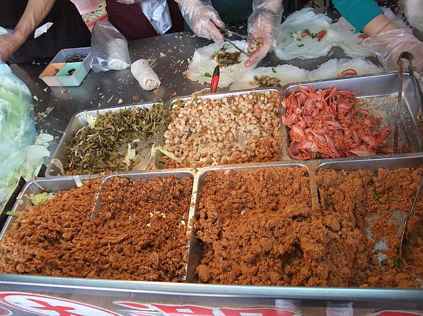 中に入る具はコチラ！高菜漬けみたいなものや、大根を細かくしたもの、お肉、台湾風肉そぼろなどなど…