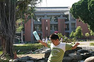 隣は台湾で唯一の古跡の忠義国民小学、校庭は一般市民にも開放されています