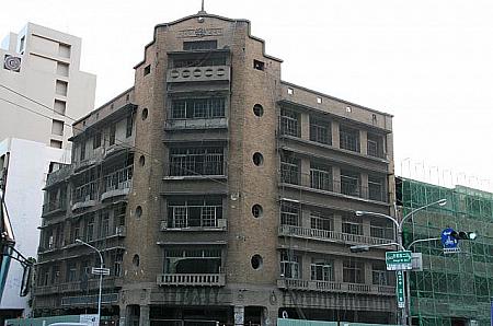 「林百貨店」1932年、台南で一番最初のデパートがここです、日本人林方一さんが建てたもので、当時としては初のエレベーター使用だったので、多くの人たちが見物に訪れたそうです。
忠義路二段63号
