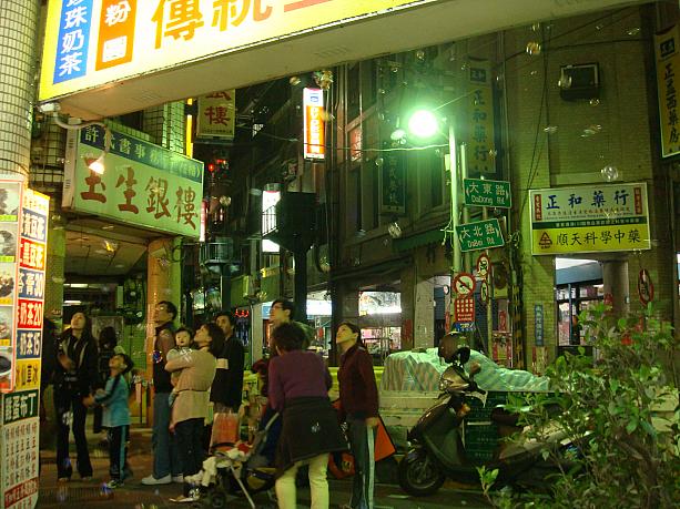 すると突然シャボン玉があふれてきて…夜市の賑やかさを忘れた瞬間でした。