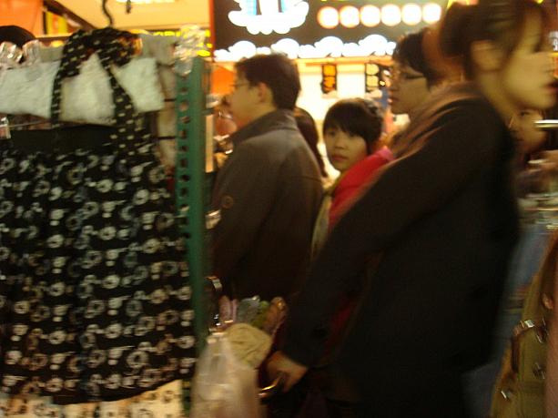 その中を警察から逃れるため、洋服の台をものすごいスピードで引く人。キケンです。。。