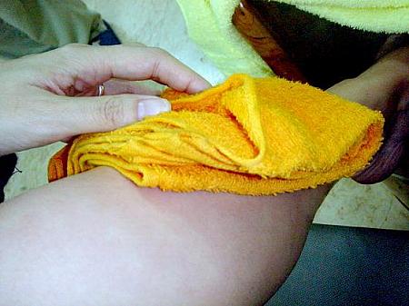 熱くなったら足を前後に動かして！それでも熱ければ足を出し、タオルでたたくようにして水分を取り除きます。決してこすらないでください。