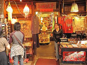割と老舗店で、魅力的な品物も多くそろえている「小城故事」はお客さんの出入りも多い店でした。