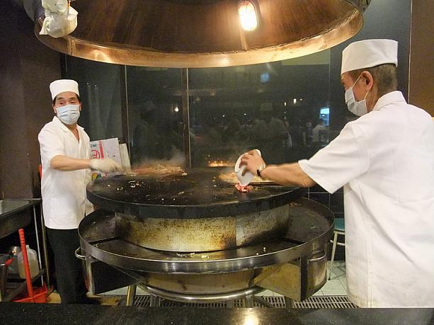 焼肉も！ってところがいいんですよね。焼肉はこんな大きな鉄板で焼いてくれます。