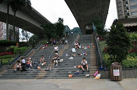 川を眺めながら、階段に座り込む人も多数。