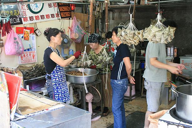臭豆腐がダメでも、老街にはいろんなお店があるので、夜市感覚でいろいろ楽しめますよ！これはチマキのお店ですね。