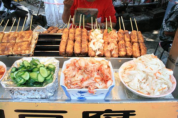 じゃーん！ナビがいちばん好きな、串焼き臭豆腐～♪トッピングはお好みでネ。