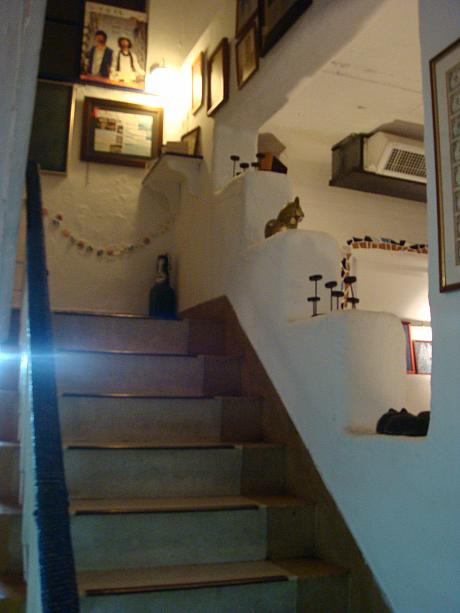 階段のところに猫！…と思ったら、置物でした＞＜