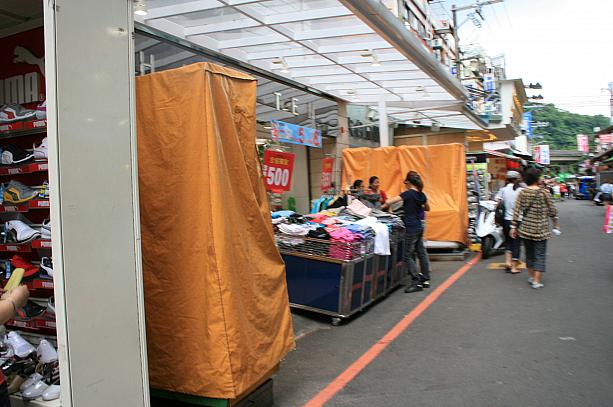 まだオープンしていない所がほとんど。