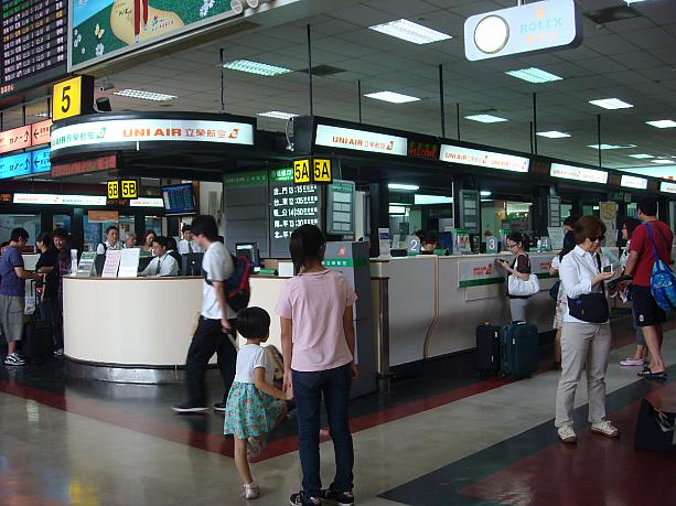 ここは国内線がメインの松山空港カウンター。