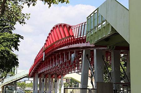 この橋を渡ると「美術公園エリア」となります。