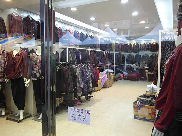 いつもは静かに大量の韓国服（年配者向け）を売っているこの街