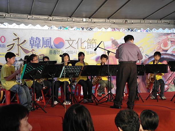 近くの小学校のブラスバンド！\nなかなかの腕前です♪