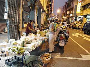 仕事帰りに原付で野菜を……台湾ならではの風景です