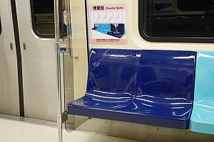 優先座席は「博愛座」と呼ばれ、濃い青色になっています