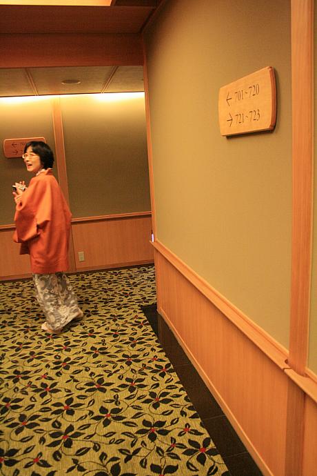 宿泊客は、日本風で浴衣と羽織とぞうり、これでホテルの外を歩いてくださいね、とはホテルの方からのお言葉