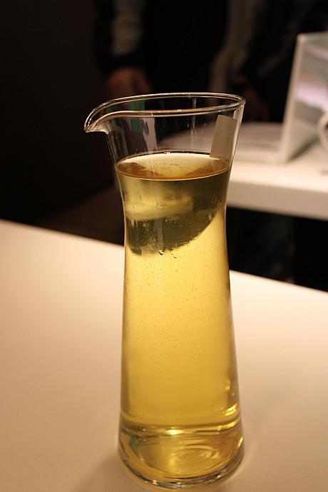 お茶を注文しました！デキャンタ？のような容器です