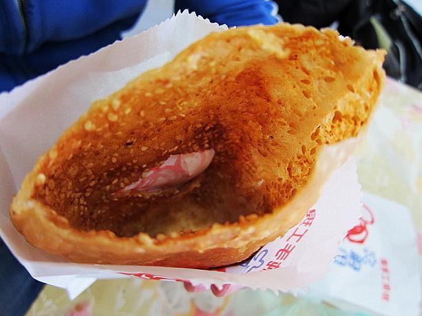 甘いバージョンの中身は空のように見えます。でもよく見るとピーナッツがあります！ピーナッツの香りが香ばしい一品♪
