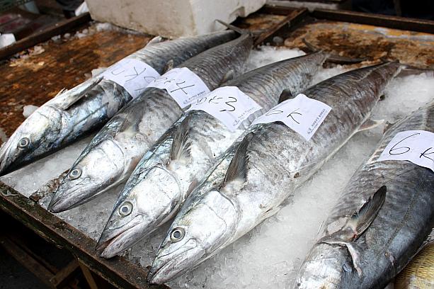 魚市場に並ぶのは「土魠魚」。サワラの一種です
