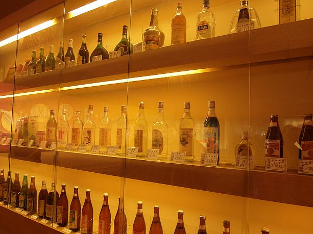 南投に行った時にふと立ち寄った「台灣菸酒股份有限公司南投酒廠」館内にはたくさんのお酒の瓶が飾ってありました