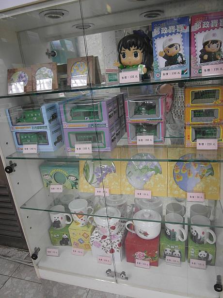 郵便局グッズも売っていますが、