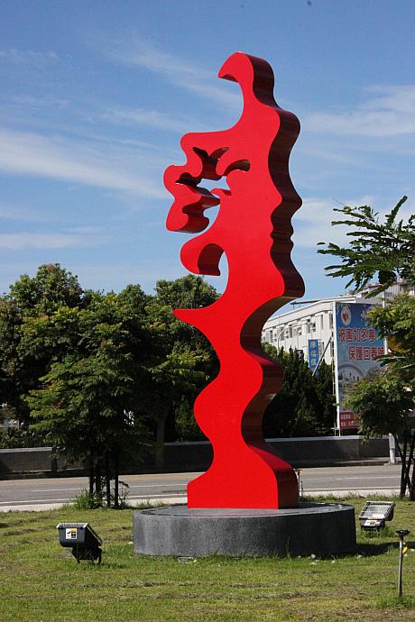 赤いオブジェが印象的な台東美術館にて2011熱氣球嘉年華の記者会見が開かれました