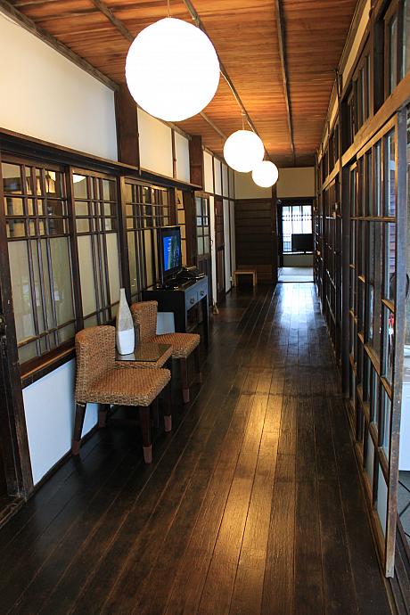 中は映画トトロに出てきそうな廊下があり、洋風を取り入れた日本式家屋になっていました。